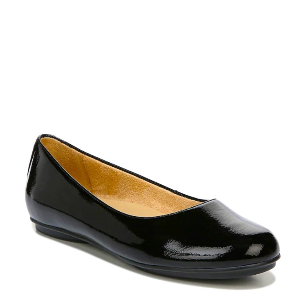 BRAND NEW! Naturalized Black flats. Size 9W. Never worn and super comfortable.